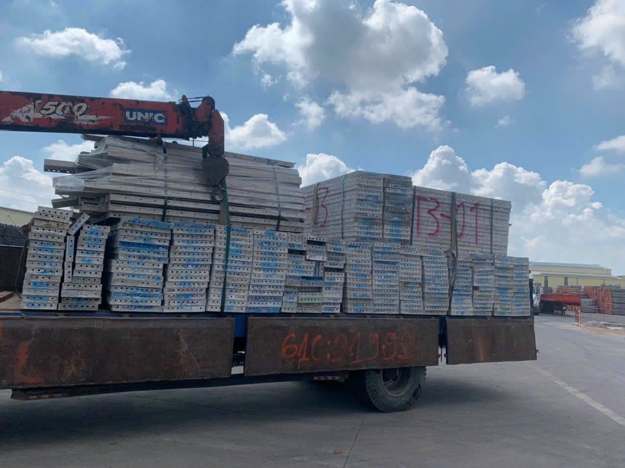 Xe cẩu Phế Liệu Thành Công vận chuyển phế liệu