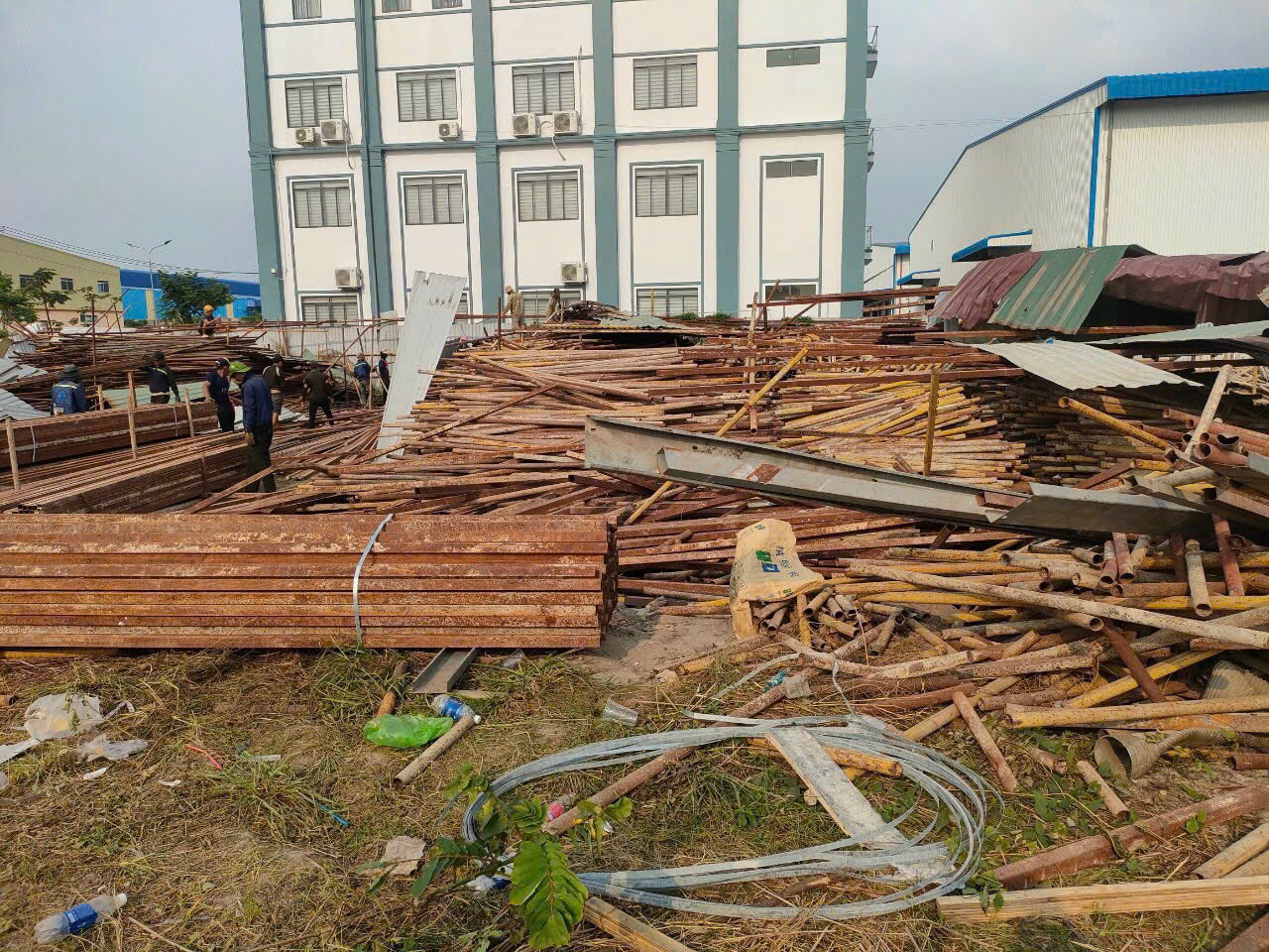Thu gom sắt thép, giàn giáo công trình