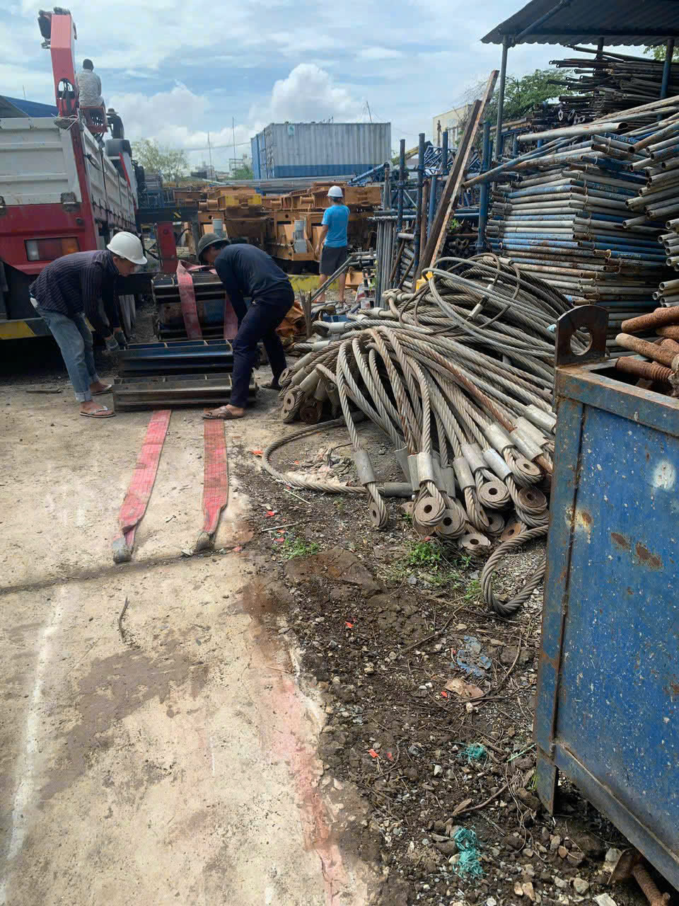 Đội ngũ Phế Liệu Thành Công bốc xếp phế liệu tận nơi