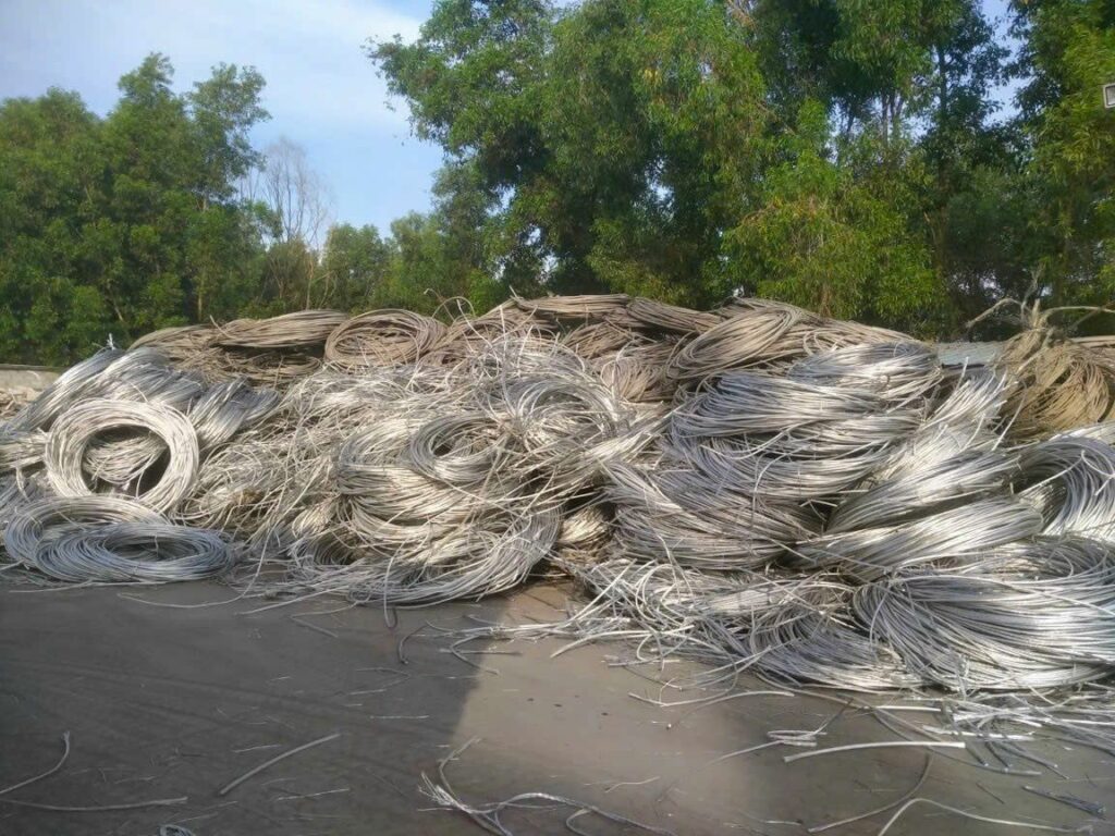 Tái chế kim loại – nhôm dây phế liệu chờ đưa về cơ sở tái chế