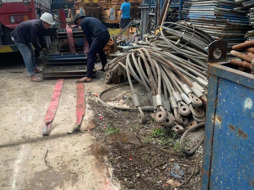Nhân viên bốc xếp, thu gom giấy phế liệu tại kho hàng