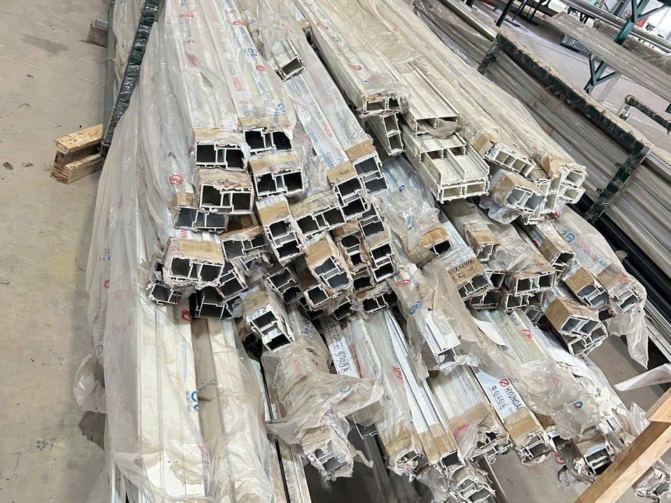 Nhôm thanh, nhôm định hình phế liệu tập kết tại kho