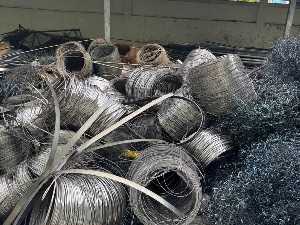 Phân loại kẽm phế liệu theo nguồn phát sinh trước khi cân