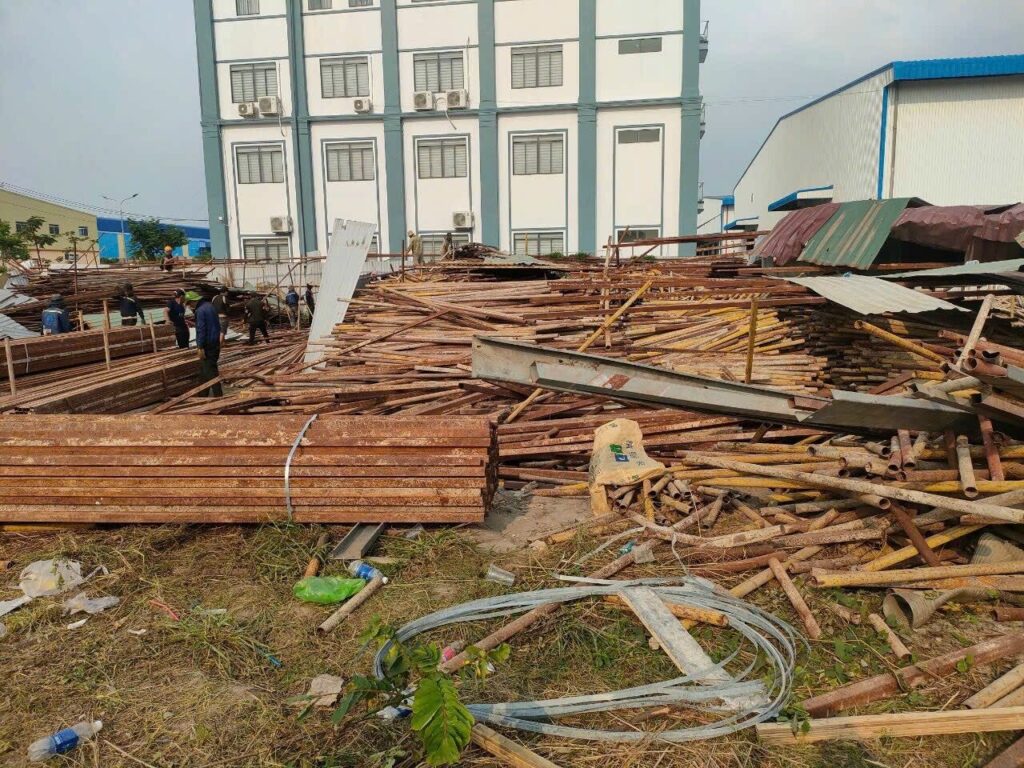 Thu gom phế liệu sắt thép tại khu vực nhà máy ở Dĩ An